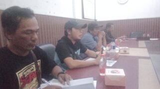 Perwakilan LSM DPP GEMMAKO (Gerakan Masyarakat Dan Mahasiswa Anti Korupsi) yang dipimpin langsung oleh Ketua Dodi Antoni didampingi Sekretaris Bangun Simorangkir, SP, Bendahara Andri S. Pandangan, dan jajaran pengurus lainnya
