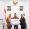 Walikota Palu dan Wakil Walikota Palu menerima penyerahan Deviden yang diserahkan Dirut Bank Sulteng, Hj. Ramiyatie