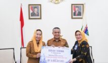 Walikota Palu dan Wakil Walikota Palu menerima penyerahan Deviden yang diserahkan Dirut Bank Sulteng, Hj. Ramiyatie