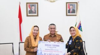 Walikota Palu dan Wakil Walikota Palu menerima penyerahan Deviden yang diserahkan Dirut Bank Sulteng, Hj. Ramiyatie
