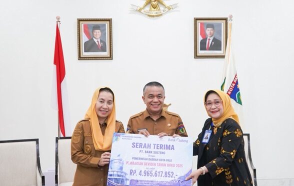 Walikota Palu dan Wakil Walikota Palu menerima penyerahan Deviden yang diserahkan Dirut Bank Sulteng, Hj. Ramiyatie