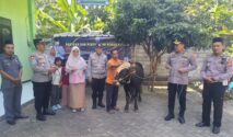 Hewan Kurban Sapi dari Kapolda Jatim Diserahkan Kapolres Jombang ke Dua Ponpes di Jombang