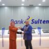 Dirut bank Sulteng Hj. Ramiyatie menyerahkan kenang-kenangan kepada Direktur Operasional dan IT Bank Sulselbar, Iswadi Ayub