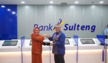 Dirut bank Sulteng Hj. Ramiyatie menyerahkan kenang-kenangan kepada Direktur Operasional dan IT Bank Sulselbar, Iswadi Ayub