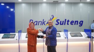 Dirut bank Sulteng Hj. Ramiyatie menyerahkan kenang-kenangan kepada Direktur Operasional dan IT Bank Sulselbar, Iswadi Ayub