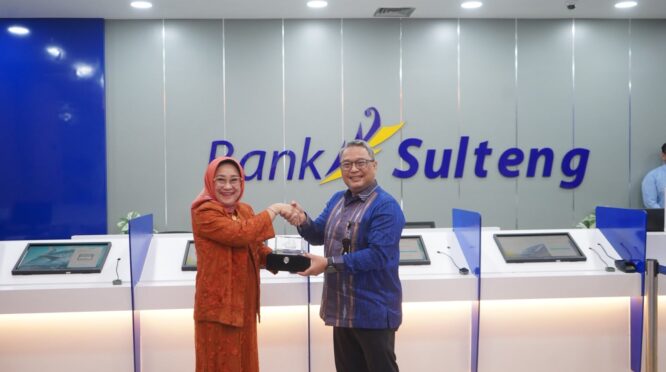 Dirut bank Sulteng Hj. Ramiyatie menyerahkan kenang-kenangan kepada Direktur Operasional dan IT Bank Sulselbar, Iswadi Ayub