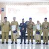 Wakil Bupati Jombang Salmanudin didampingi jajaran Pemkab Jombang, BKN Regional II Surabaya, dan PT Taspen berfoto bersama perwakilan ASN penerima SK Purna Tugas periode Juli–September 2026