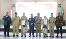 Wakil Bupati Jombang Salmanudin didampingi jajaran Pemkab Jombang, BKN Regional II Surabaya, dan PT Taspen berfoto bersama perwakilan ASN penerima SK Purna Tugas periode Juli–September 2026