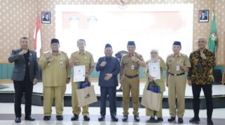 Wakil Bupati Jombang Salmanudin didampingi jajaran Pemkab Jombang, BKN Regional II Surabaya, dan PT Taspen berfoto bersama perwakilan ASN penerima SK Purna Tugas periode Juli–September 2026