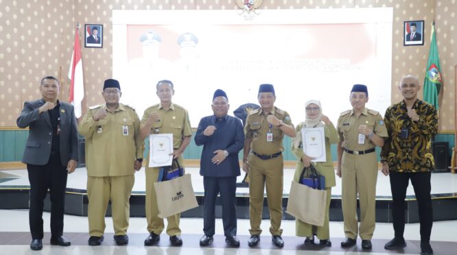 Wakil Bupati Jombang Salmanudin didampingi jajaran Pemkab Jombang, BKN Regional II Surabaya, dan PT Taspen berfoto bersama perwakilan ASN penerima SK Purna Tugas periode Juli–September 2026