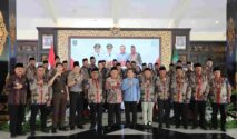 Bupati Jombang Warsubi berfoto bersama jajaran pengurus DPK APINDO Kabupaten Jombang periode 2026–2031 usai pelantikan di Pendopo Kabupaten Jombang, Kamis (4/6/2026).