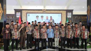 Bupati Jombang Warsubi berfoto bersama jajaran pengurus DPK APINDO Kabupaten Jombang periode 2026–2031 usai pelantikan di Pendopo Kabupaten Jombang, Kamis (4/6/2026).