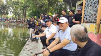 HUT Bhayangkara ke-80, Kapolres Jombang Tebar 1 Ton Lele di Tirta Wisata.