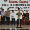 Bupati Jombang Warsubi didampingi jajaran Forkopimda menyambut kedatangan Jemaah Haji Kabupaten Jombang Kloter 60 dan 61 di Pendopo Kabupaten Jombang.foto dari Kominfo Jombang.