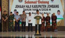 Bupati Jombang Warsubi didampingi jajaran Forkopimda menyambut kedatangan Jemaah Haji Kabupaten Jombang Kloter 60 dan 61 di Pendopo Kabupaten Jombang.foto dari Kominfo Jombang.