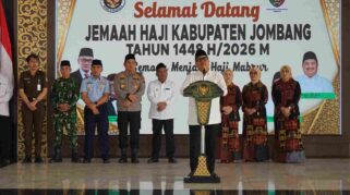 Bupati Jombang Warsubi didampingi jajaran Forkopimda menyambut kedatangan Jemaah Haji Kabupaten Jombang Kloter 60 dan 61 di Pendopo Kabupaten Jombang.foto dari Kominfo Jombang.