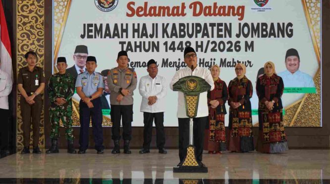 Bupati Jombang Warsubi didampingi jajaran Forkopimda menyambut kedatangan Jemaah Haji Kabupaten Jombang Kloter 60 dan 61 di Pendopo Kabupaten Jombang.foto dari Kominfo Jombang.