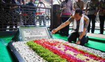 Kapolri Jenderal Listyo Sigit Prabowo menaburkan bunga di makam Presiden ke-4 RI KH Abdurrahman Wahid (Gus Dur) di Kompleks Pesantren Tebuireng, Jombang