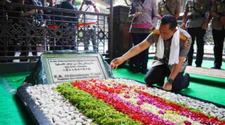 Kapolri Jenderal Listyo Sigit Prabowo menaburkan bunga di makam Presiden ke-4 RI KH Abdurrahman Wahid (Gus Dur) di Kompleks Pesantren Tebuireng, Jombang