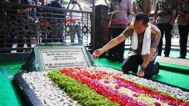 Kapolri Jenderal Listyo Sigit Prabowo menaburkan bunga di makam Presiden ke-4 RI KH Abdurrahman Wahid (Gus Dur) di Kompleks Pesantren Tebuireng, Jombang