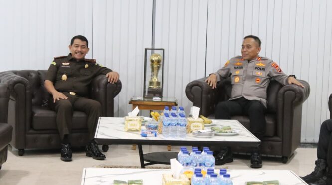 Kajati Sulawesi Tengah, Zullikar Tanjung, S.H., M.H., menerima kunjungan silaturahmi Kapolda Sulawesi Tengah, Irjen Pol. Nasri, di ruang kerjanya.