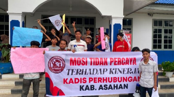 Gerakan Mahasiswa dan Pemuda Peduli Reformasi (GEMPPAR) Bawa Spanduk Bertuliskan Mosi Tidak Percaya Terhadap Kadis Perhubungan Kabupaten Asahan