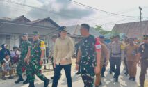 Bupati Poso, dr. Verna Gladies Merry Inkiriwang. Berjalan beriringan bersama Aster Kasdam XXIII/PW Kolonel Kav. Tody Wahyudi Sikumbang, Dandim 1307/Poso Letkol Arm. Edi Yulian Budiargo, unsur TNI-Polri, Kejaksaan, pemerintah daerah, serta tokoh masyarakat.