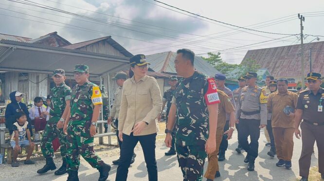 Bupati Poso, dr. Verna Gladies Merry Inkiriwang. Berjalan beriringan bersama Aster Kasdam XXIII/PW Kolonel Kav. Tody Wahyudi Sikumbang, Dandim 1307/Poso Letkol Arm. Edi Yulian Budiargo, unsur TNI-Polri, Kejaksaan, pemerintah daerah, serta tokoh masyarakat.