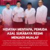Pengasuh Ponpes Al-Anwar Patereman Modung Bangkalan, Dr. K.H. Muhlis Muhsin (dua dari kanan), menyerahkan sertifikat mualaf kepada Andri Lambok Simatupang (dua dari kiri) usai prosesi pengucapan dua kalimat syahadat di Masjid Al-Muhsinin,