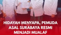 Pengasuh Ponpes Al-Anwar Patereman Modung Bangkalan, Dr. K.H. Muhlis Muhsin (dua dari kanan), menyerahkan sertifikat mualaf kepada Andri Lambok Simatupang (dua dari kiri) usai prosesi pengucapan dua kalimat syahadat di Masjid Al-Muhsinin,