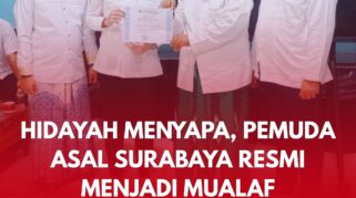 Pengasuh Ponpes Al-Anwar Patereman Modung Bangkalan, Dr. K.H. Muhlis Muhsin (dua dari kanan), menyerahkan sertifikat mualaf kepada Andri Lambok Simatupang (dua dari kiri) usai prosesi pengucapan dua kalimat syahadat di Masjid Al-Muhsinin,
