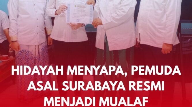 Pengasuh Ponpes Al-Anwar Patereman Modung Bangkalan, Dr. K.H. Muhlis Muhsin (dua dari kanan), menyerahkan sertifikat mualaf kepada Andri Lambok Simatupang (dua dari kiri) usai prosesi pengucapan dua kalimat syahadat di Masjid Al-Muhsinin,