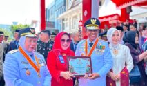 Raih Juara II Lomba Kebersihan Antarperbankan Se-Sulawesi Tengah, penghargaan diserahkan Gubernur Anwar Hafid didampingi Wakil Gubernur Reny A Lamadjido kepada Dirut Bank Sulteng Hj, Ramiyatie