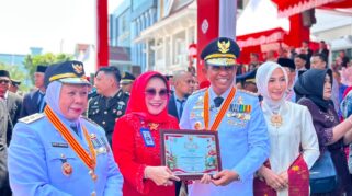 Raih Juara II Lomba Kebersihan Antarperbankan Se-Sulawesi Tengah, penghargaan diserahkan Gubernur Anwar Hafid didampingi Wakil Gubernur Reny A Lamadjido kepada Dirut Bank Sulteng Hj, Ramiyatie