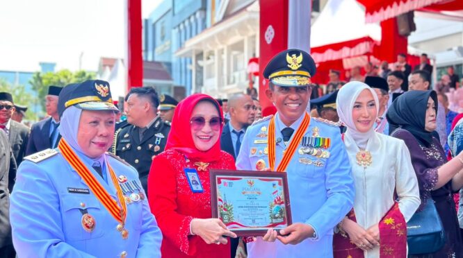 Raih Juara II Lomba Kebersihan Antarperbankan Se-Sulawesi Tengah, penghargaan diserahkan Gubernur Anwar Hafid didampingi Wakil Gubernur Reny A Lamadjido kepada Dirut Bank Sulteng Hj, Ramiyatie