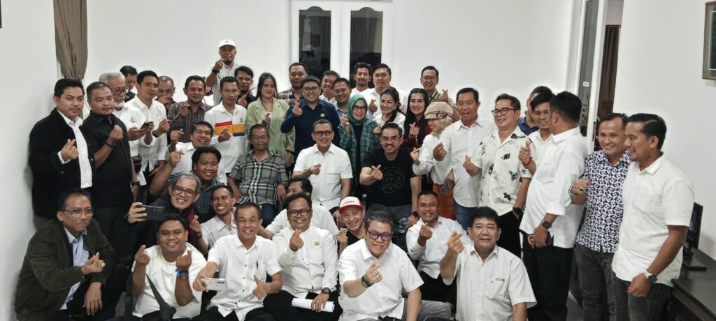 FOTO BERSAMA: Pengurus KADIN Sulteng bersama Menteri UMKM RI, Maman Abdurahman dan Kepala Barantin, Abdul Kadir Karding.