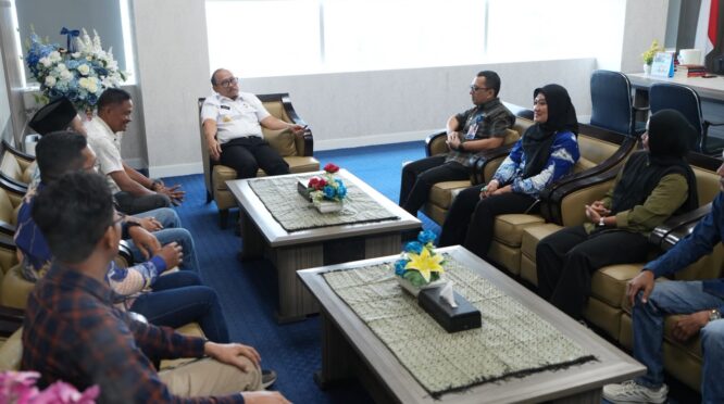 Gubernur Sulawesi Barat, Suhardi Duka (SDK) saat menerima rombongan Pengurus SMSI Sulbar